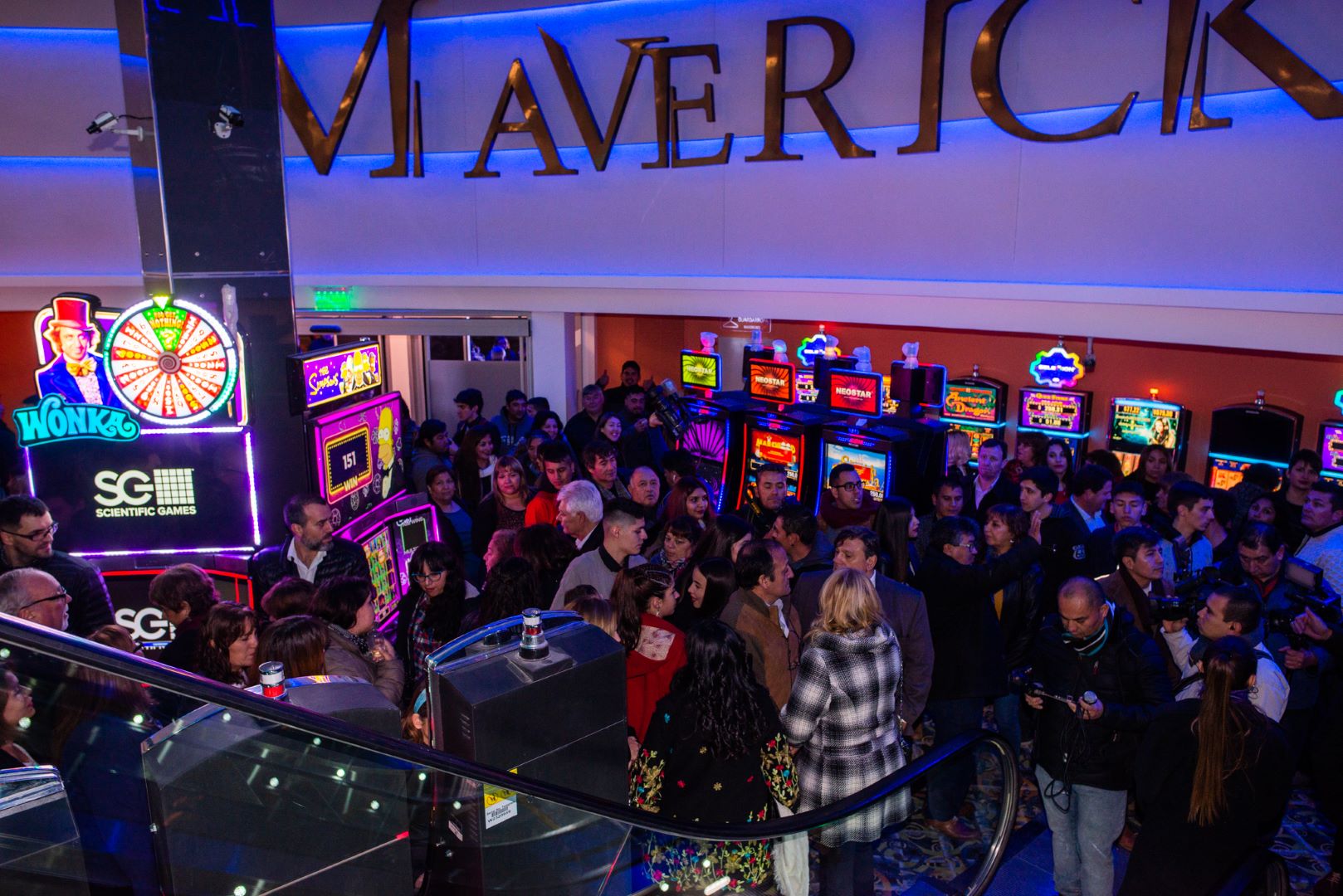 Interior de la sala principal de Casino Maverick en Plaza Huincul
