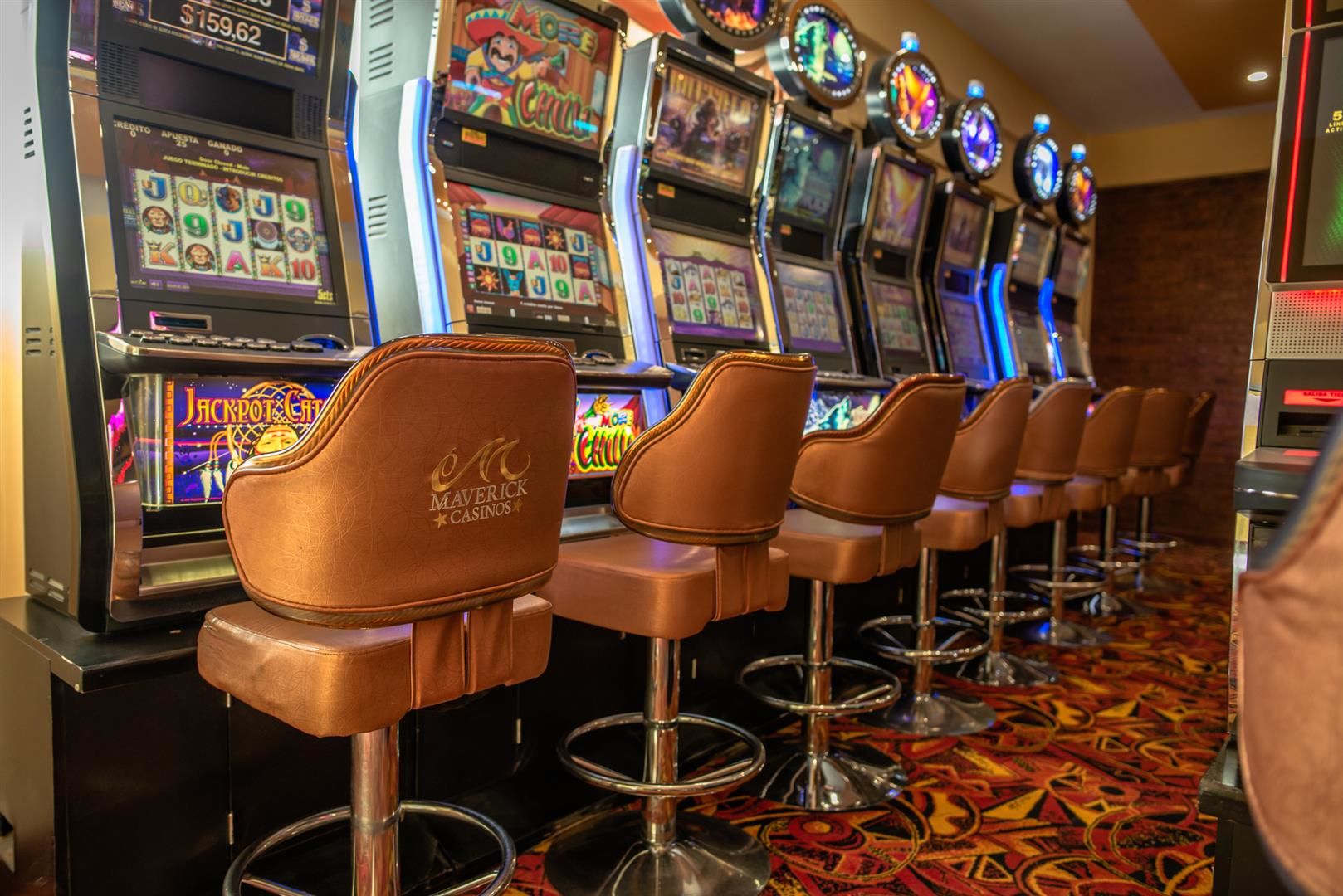Interior de la sala de Casino Maverick en Piedra del Águila