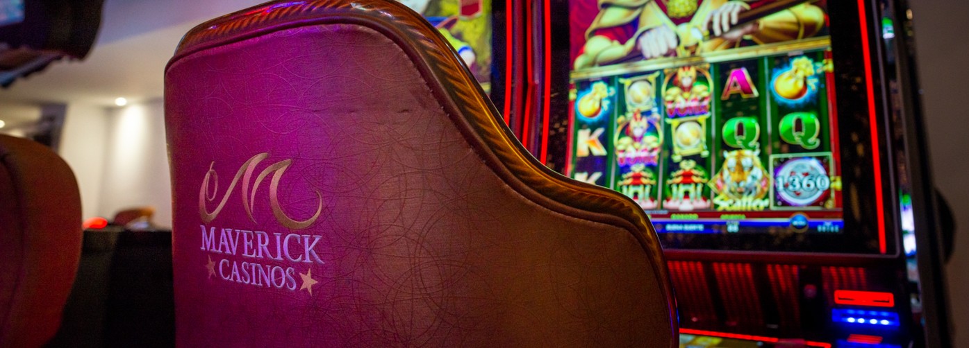 Interior de la sala principal de Casino Maverick en Plaza Huincul